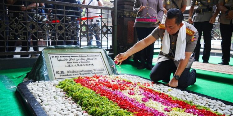 Kapolri Ziarah ke Makam Gus Dur Menjelang Hari Bhayangkara