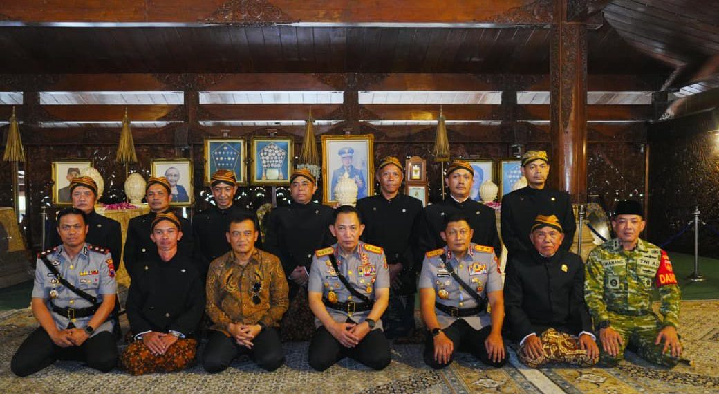 Kapolri Ziarah ke Makam Soeharto di Astana Giribangun