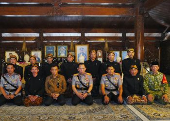 Kapolri Ziarah ke Makam Soeharto di Astana Giribangun