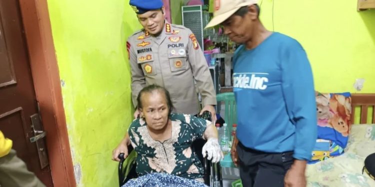 Ditpolairud Polda Metro Jaya Berikan Kursi Roda untuk Warga Marunda