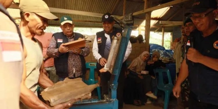 BPBD Pidie Jaya Gelar Pelatihan Pemanfaatan Material Bencana untuk Genting