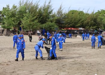 Personel Ditpolairud Polda Aceh Gelar Aksi Bersih Pantai Syiah Kuala