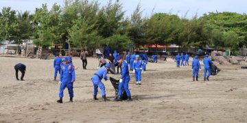 Personel Ditpolairud Polda Aceh Gelar Aksi Bersih Pantai Syiah Kuala