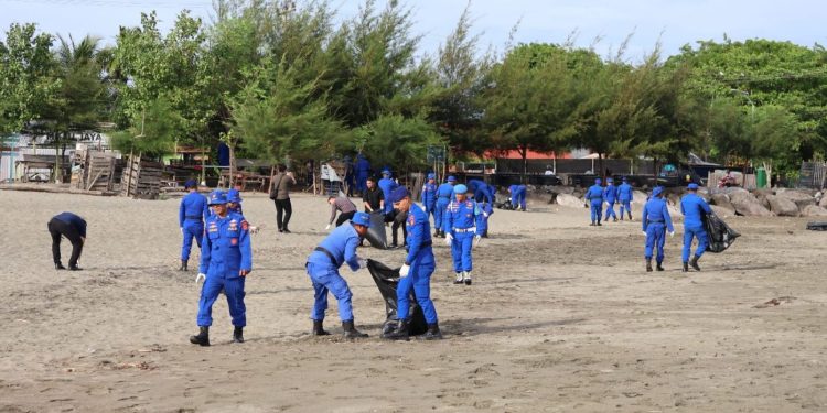 Personel Ditpolairud Polda Aceh Gelar Aksi Bersih Pantai Syiah Kuala