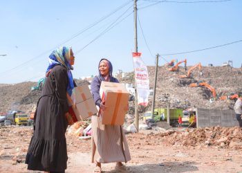 Polri Salurkan Bantuan Sosial di TPA Burangkeng, Warga Apresiasi