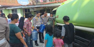 Satlantas Polresta Pekanbaru Distribusikan 10.000 Liter Air Bersih Sambut Hari Bhayangkara