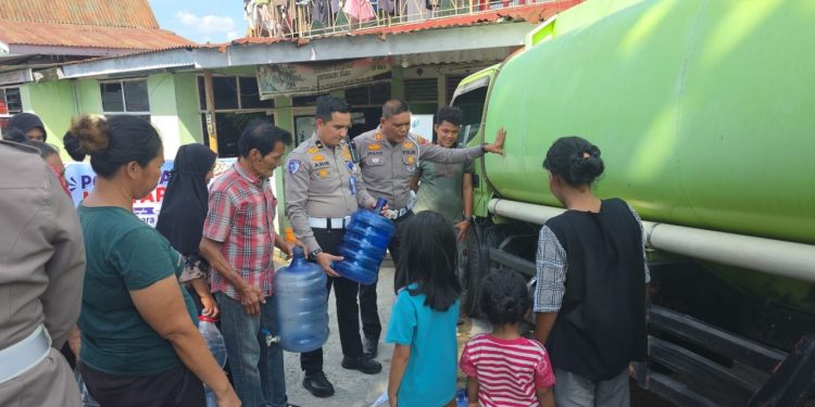 Satlantas Polresta Pekanbaru Distribusikan 10.000 Liter Air Bersih Sambut Hari Bhayangkara
