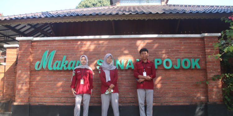 Siswa SMK N 1 Cepu Dokumentasikan Sejarah Sunan Pojok Blora