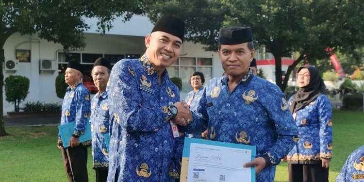 Pemkab Lumajang Beri Penghargaan kepada 28 PNS Pensiun