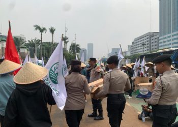 Polisi Berikan Snack dan Minuman kepada Massa Aksi KNARA di Jakarta