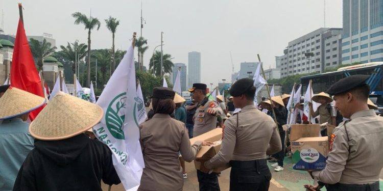 Polisi Berikan Snack dan Minuman kepada Massa Aksi KNARA di Jakarta