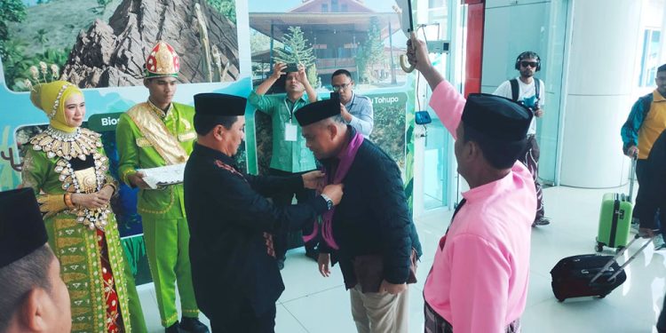 Bupati Sleman Disambut Hangat dengan Adat Gorontalo di PENAS XVII