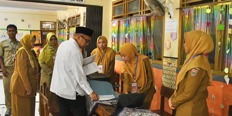 Bupati Batang Pantau Langsung Proses Pendaftaran SPMB untuk Kelancaran