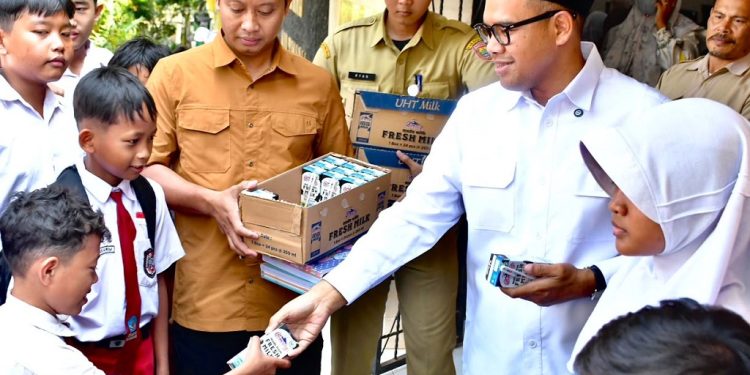 Pemkab Batang Berikan Seragam Gratis untuk Siswa Baru SD dan SMP