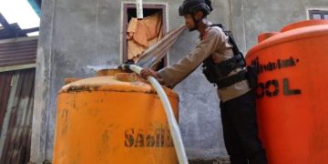 Polda Papua Barat Daya Distribusikan 20 Ribu Liter Air Bersih di Sorong
