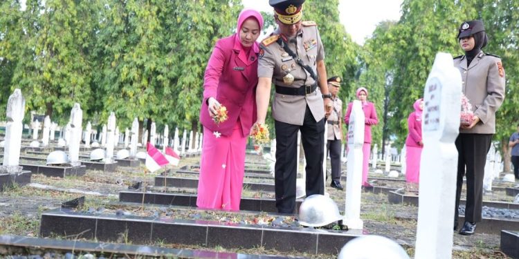 Polda Sumsel Gelar Ziarah Pahlawan Sambut Hari Bhayangkara ke-80