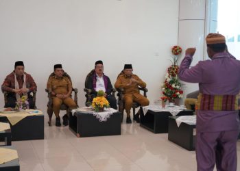 Gubernur Gorontalo Sambut Pejabat Negara dengan Adat Mopotilolo