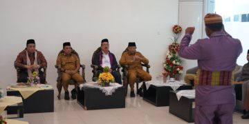 Gubernur Gorontalo Sambut Pejabat Negara dengan Adat Mopotilolo