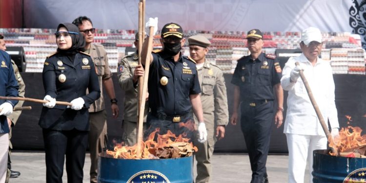 Bea Cukai dan Pemprov Jabar Musnahkan Rokok Ilegal Senilai Rp65 Miliar
