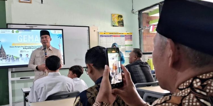 Mendukbangga Dorong Gerakan Ayah Ambil Rapor untuk Kurangi Ketergantungan Anak pada HP