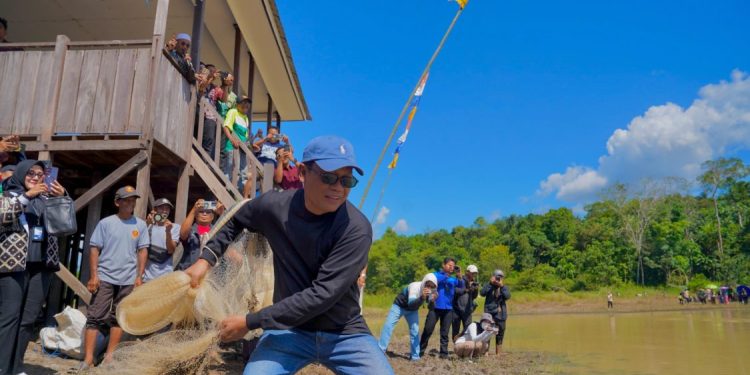 Tradisi Bagagap Iwak di Balangan: Meriahkan Kebersamaan Warga
