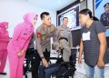 Polda Maluku Berikan Bantuan Kursi Roda untuk Penyandang Disabilitas