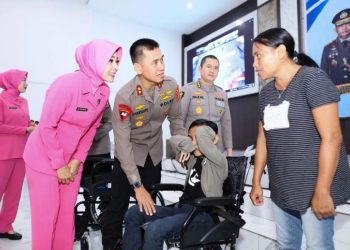 Polda Maluku Berikan Bantuan Kursi Roda untuk Penyandang Disabilitas