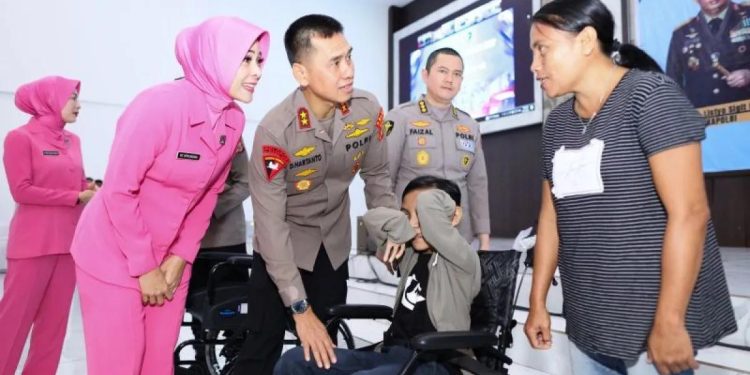 Polda Maluku Berikan Bantuan Kursi Roda untuk Penyandang Disabilitas