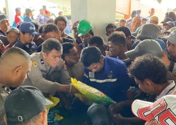 Polda Maluku Salurkan 750 Paket Sembako untuk Buruh di Ambon