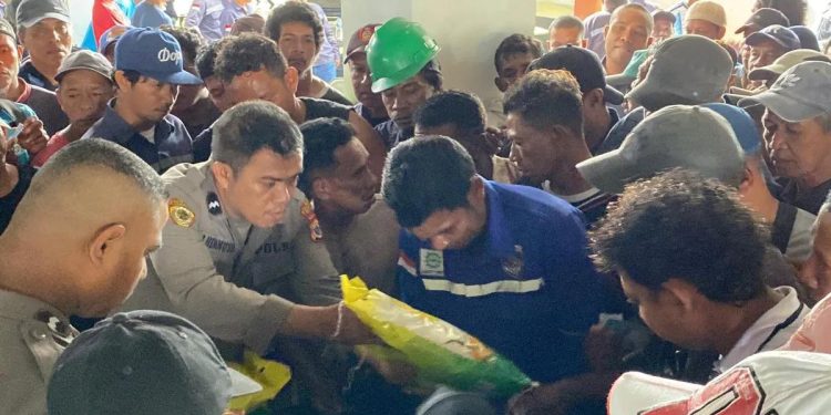 Polda Maluku Salurkan 750 Paket Sembako untuk Buruh di Ambon