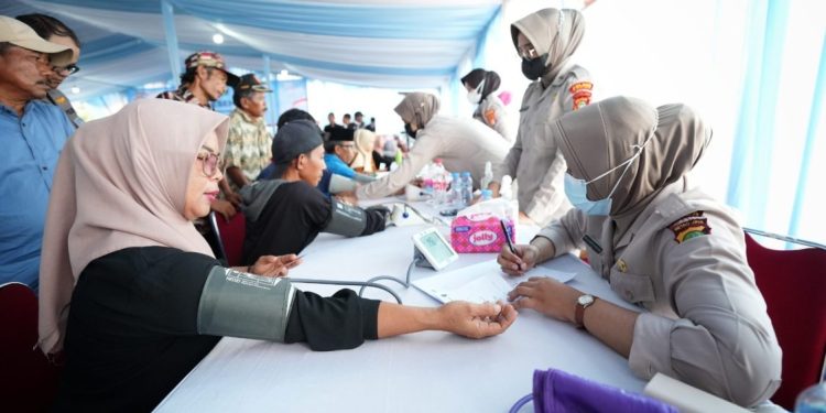 Bakti Sosial HUT Bhayangkara ke-80: Warga Bekasi Terima Pemeriksaan Kesehatan dan Sembako