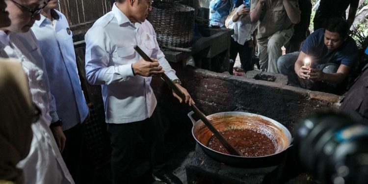 Menko PM Dorong Hilirisasi Gula Kelapa Banyumas untuk Tingkatkan Ekonomi Lokal