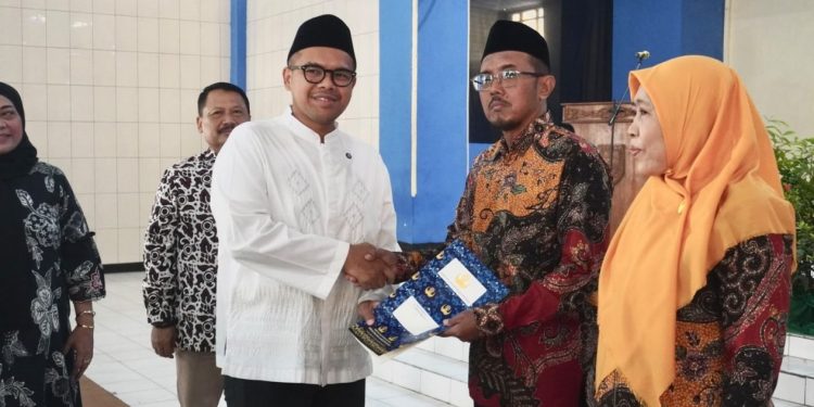 Bupati Batang Beri Penghargaan kepada 330 Anggota KORPRI Purna Tugas