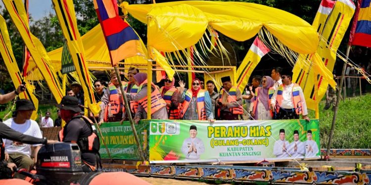 Perahu Begandong Bengkalis Memukau di Pawai MTQ Riau