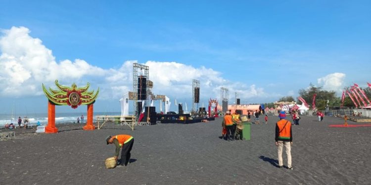 DLH Lumajang Pastikan Kebersihan Pantai Watu Pecak Selama Segoro Topeng