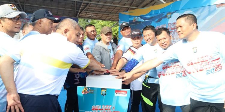 Polda Kepri Bagikan 1.000 Paket Sembako dalam Bakti Sosial Hari Bhayangkara