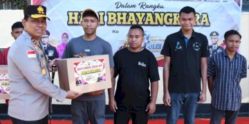 Kapolda NTT Bagikan 100 Paket Sembako di HUT Bhayangkara ke-80