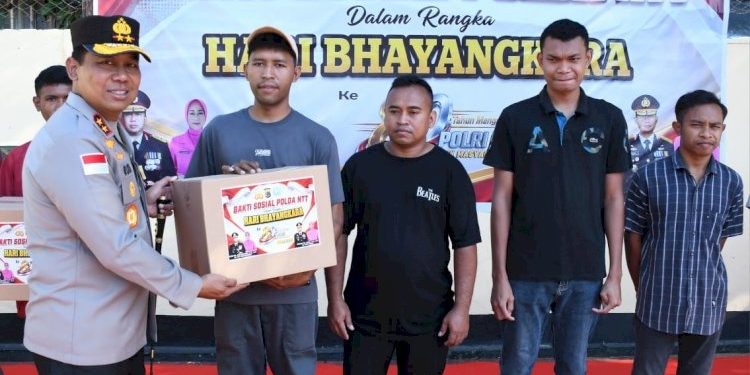 Kapolda NTT Bagikan 100 Paket Sembako di HUT Bhayangkara ke-80