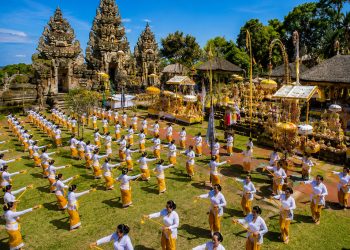 Piodalan Pura Mandara Giri Semeru Agung: Simbol Toleransi dan Pelestarian Budaya