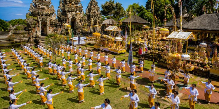Piodalan Pura Mandara Giri Semeru Agung: Simbol Toleransi dan Pelestarian Budaya