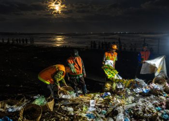 Bupati Lumajang Pimpin Aksi Bersih Pantai Usai Festival Segoro Topeng