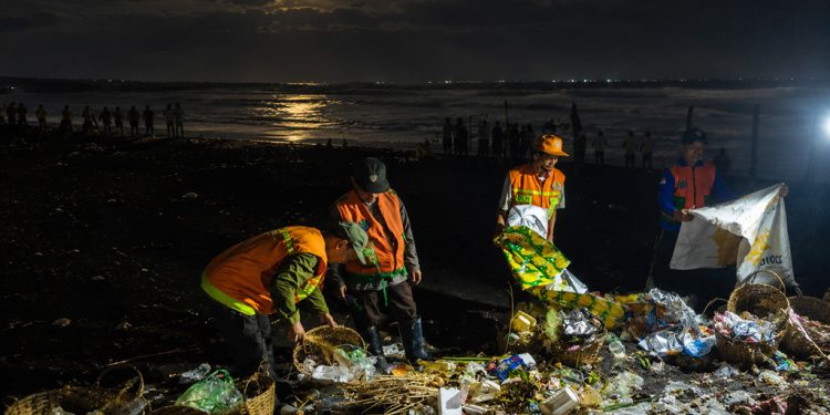 Bupati Lumajang Pimpin Aksi Bersih Pantai Usai Festival Segoro Topeng