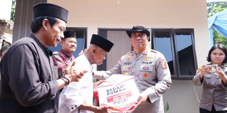 Polri Bedah 80 Rumah untuk Hari Bhayangkara ke-80, Bapak Usin Kini Punya Rumah Berpanel Surya