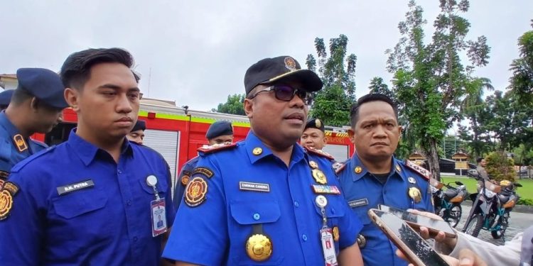 Lima Mobil Pemadam Dikerahkan ke Kebakaran Kantor Dinas Ketahanan Pangan Riau