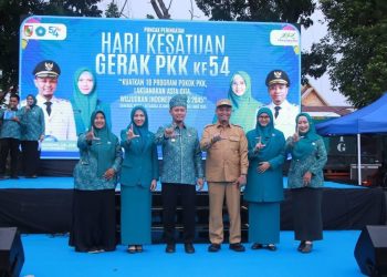 Wali Kota Pekanbaru Berangkatkan Umroh Dua Kader PKK Sebagai Apresiasi