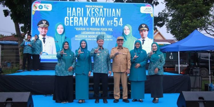 Wali Kota Pekanbaru Berangkatkan Umroh Dua Kader PKK Sebagai Apresiasi