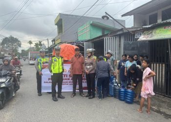Satlantas Polres Inhil Bagikan Air Bersih untuk Warga di Hari Bhayangkara ke-80