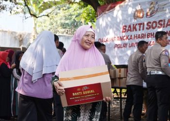 Polri Salurkan 500 Paket Bansos di Cikeas Udik Sambut Hari Bhayangkara