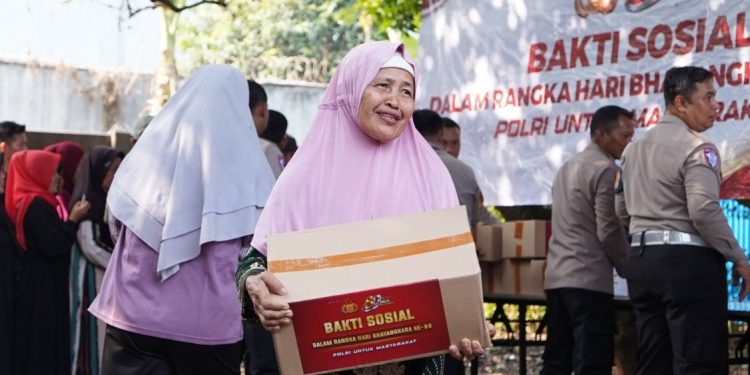 Polri Salurkan 500 Paket Bansos di Cikeas Udik Sambut Hari Bhayangkara