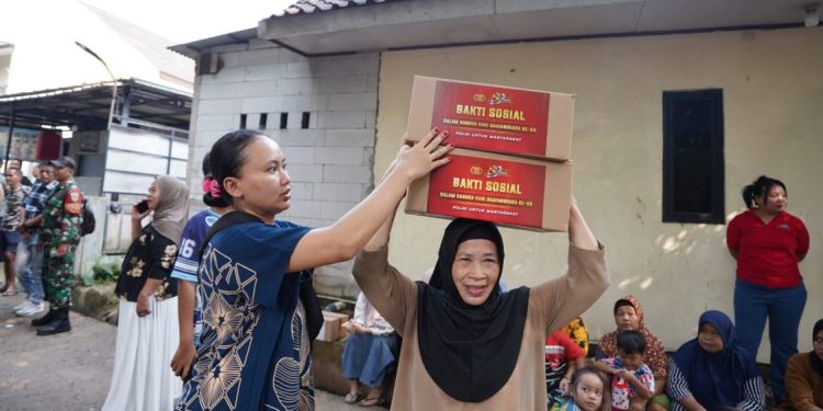 Bantuan Sosial Polri Disambut Antusias Warga Cikeas Udik